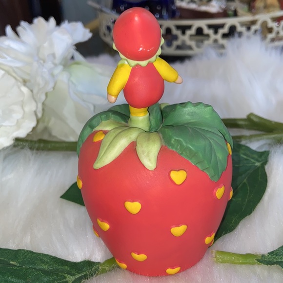 Avon Vintage Porcelain Bell Hearts Delight a Strawberry w/ an Elf Pixie 1993 - Picture 10 of 17